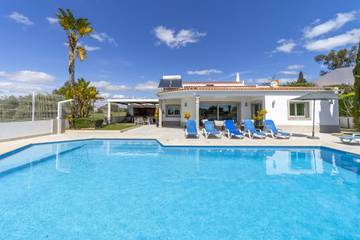 Villa for 12 Guests in Olhos de Água, Faro District, Picture 1