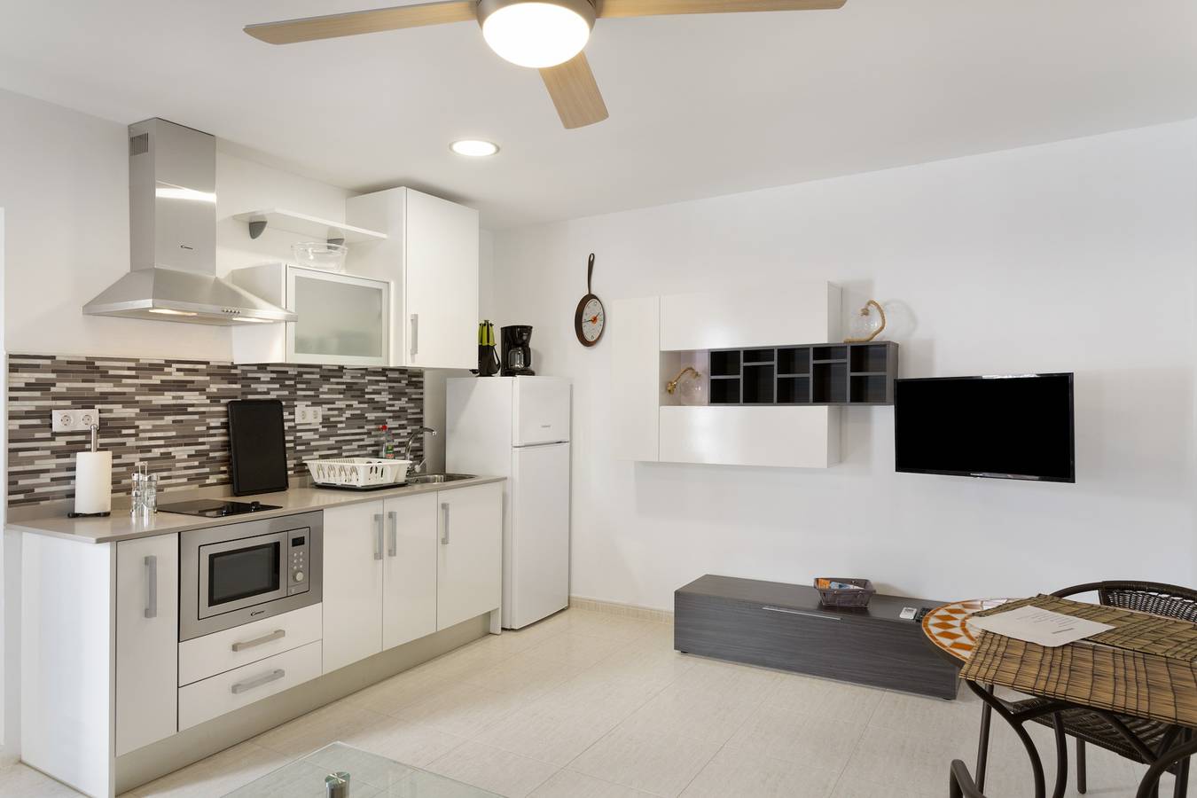 Apartamento entero, Vacaciones 'Casa Paula - 25' con vistas a la montaña, piscina compartida y Wi-Fi in Arinaga, Agüimes