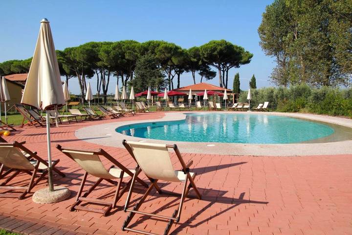 Ferienhaus für 9 Personen, mit Terrasse und Garten sowie Pool und Ausblick in Tirrenia