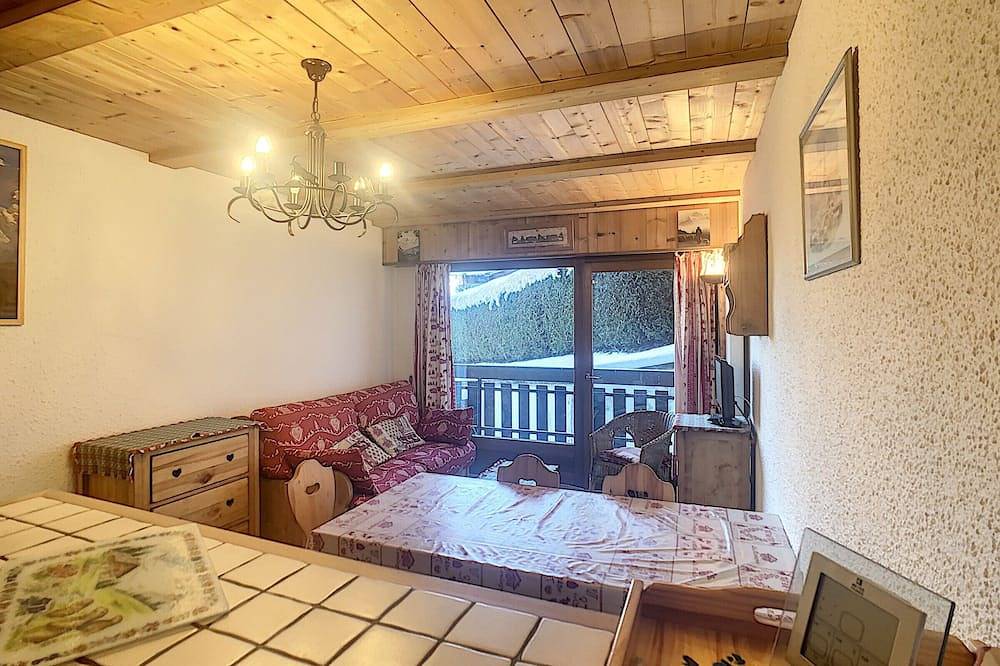 Ganze Wohnung, Gemütliches Studio mit Kabine, direkt an den Skipisten von Combloux, mit Balkon und Skiraum in Combloux, Pays du Mont-Blanc