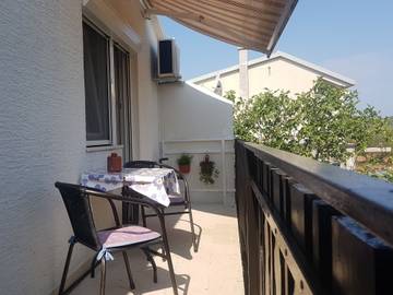 Studio für 2 Personen, mit Balkon und Garten in Jezera