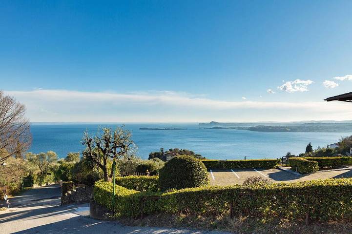 Ferienwohnung für 6 Personen, mit Terrasse und Garten sowie Pool in Gardone Riviera