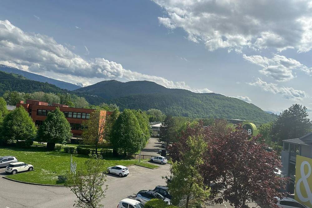 Entire apartment, Nice duplex in quiet Grenoble suburb, 10 minutes from campus in Gières, Isère