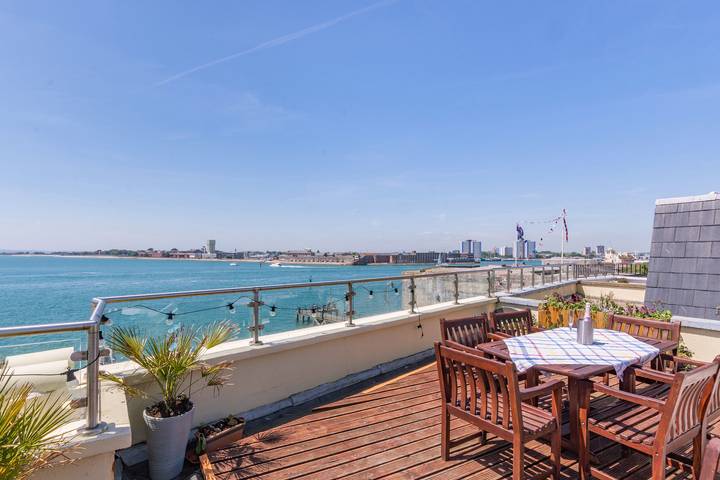 Cottage for 8 people, with Terrace in Portsmouth