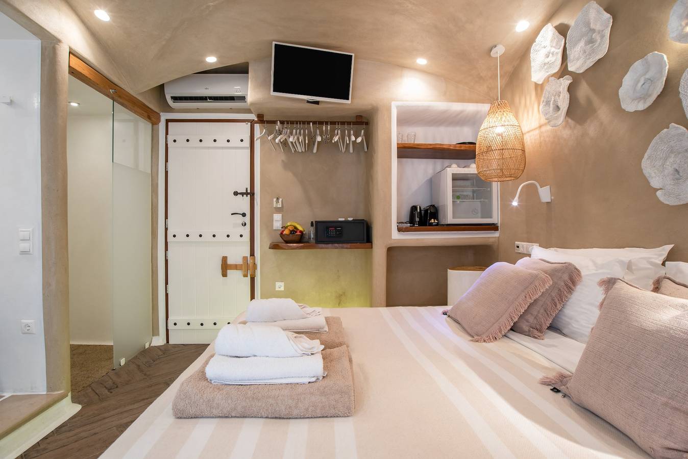 Entire apartment, Apartment 'Narcissus Luxury Suites - Theseus' with Private Terrace, Wi-Fi and Air Conditioning in Naxos City, Cyclades