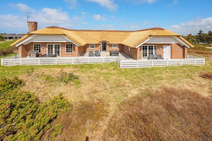 Villa for 8 people, with sauna and hot tub as well as balcony/terrace and pool, with pets - 1