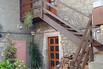 Gîte pour 3 personnes, avec piscine et jardin à Vesseaux