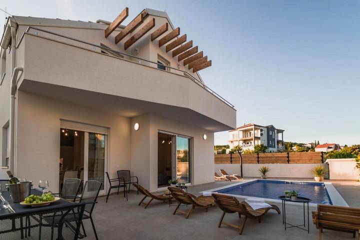 Villa pour 8 personnes, avec piscine et terrasse à Brodarica - 2