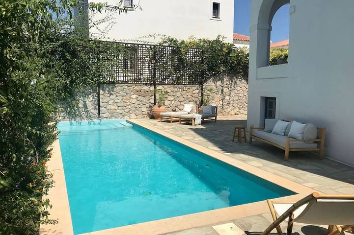Villa for 10 people, with balcony in Spetses
