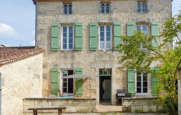 Location de vacances pour 8 personnes, avec piscine ainsi que jardin et terrasse à Chadurie