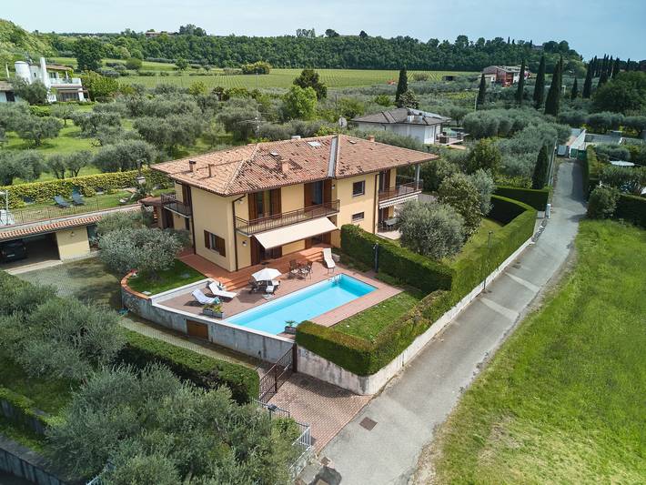 Villa per 9 persone, con giardino e vista lago nonché piscina, con animali domestici a Lazise