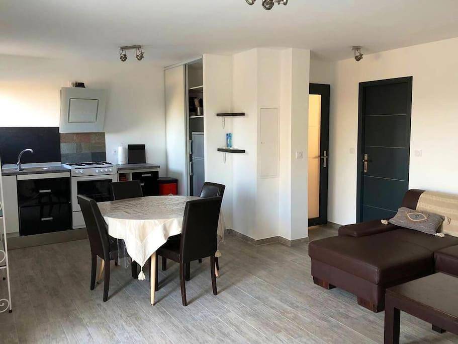 Appartement entier, One-Bedroom Apartment in Aléria, Arrondissement de Corte