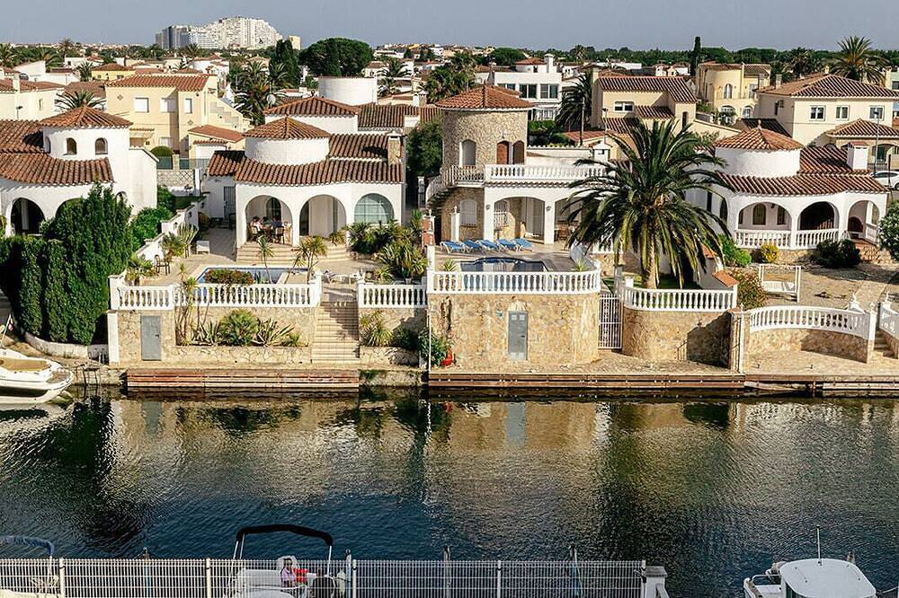 Entire apartment, Beautiful renovated apartment on canal in Empuriabrava, Upper Empordà