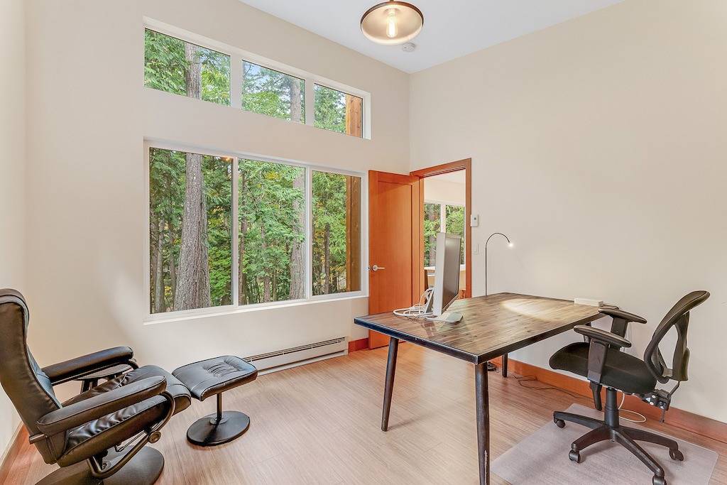 Modern, dog-friendly cabin with fast Wifi, washer/dryer, deck & forest views in Orcas Island