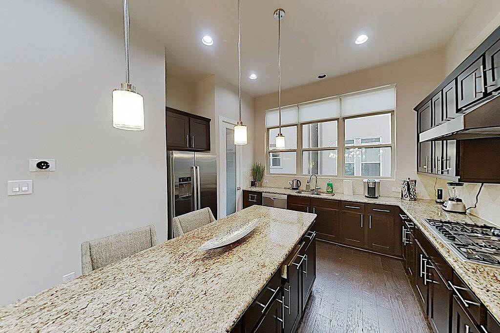 Washington Corridor All-Suite w/ 2-Car Garage, Balcony & Gourmet Kitchen in Houston, Harris County
