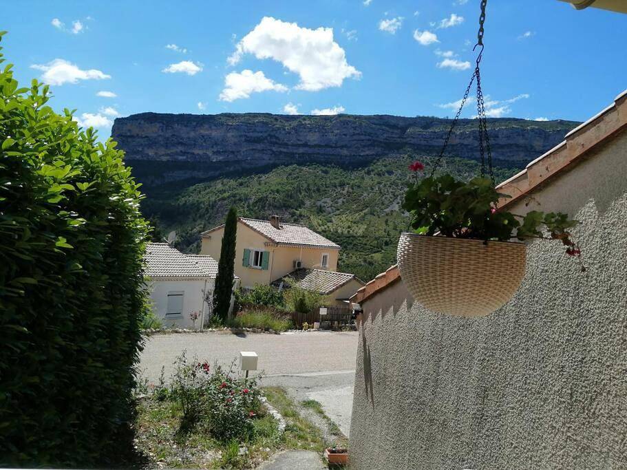 Maison vue sur le rocher in Rémuzat, Région de nyons