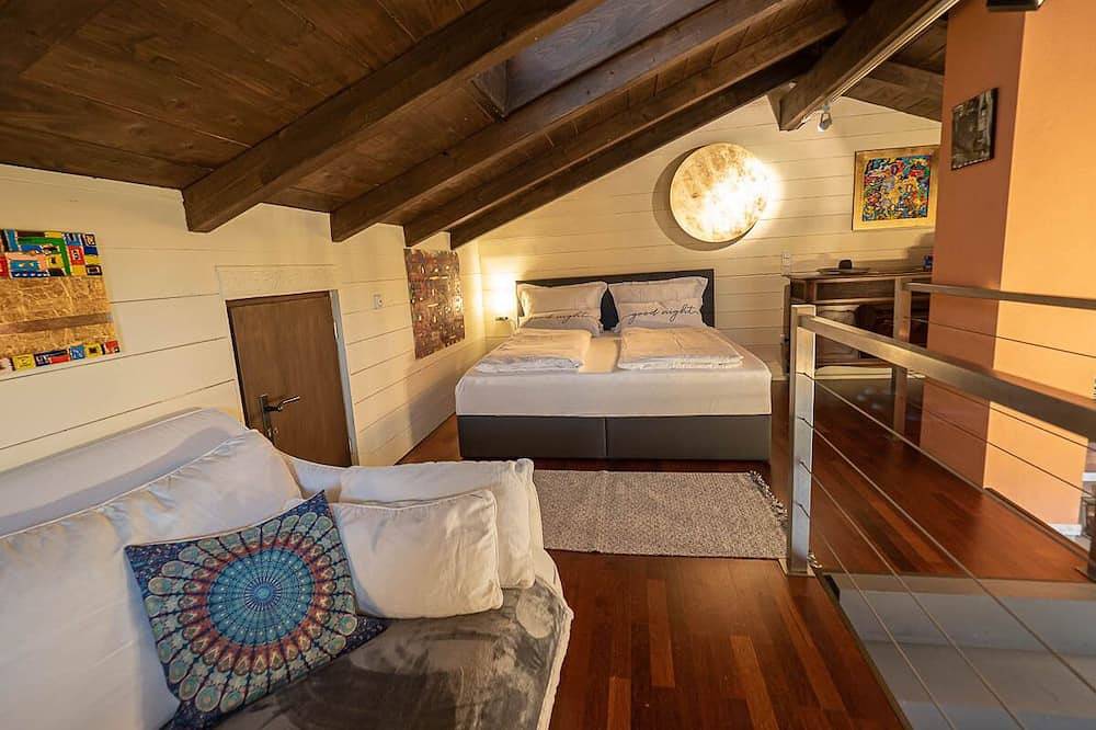 Ganze Wohnung, Ferienwohnung Kunst im Loft 54 qm, für 1-2 Personen mit Terrasse in Seeon, Seebruck