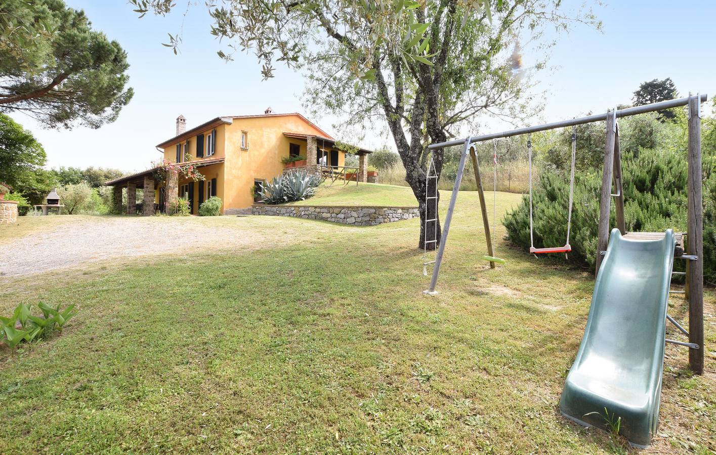 Oasi di Santa Maria con AC, piscina e parcheggio, a 1 km dal centro città in Lucignano, Chianti