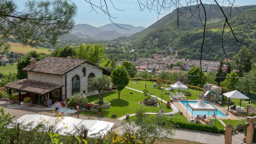 Casa vacanza per 7 persone, con piscina e giardino a Cagli