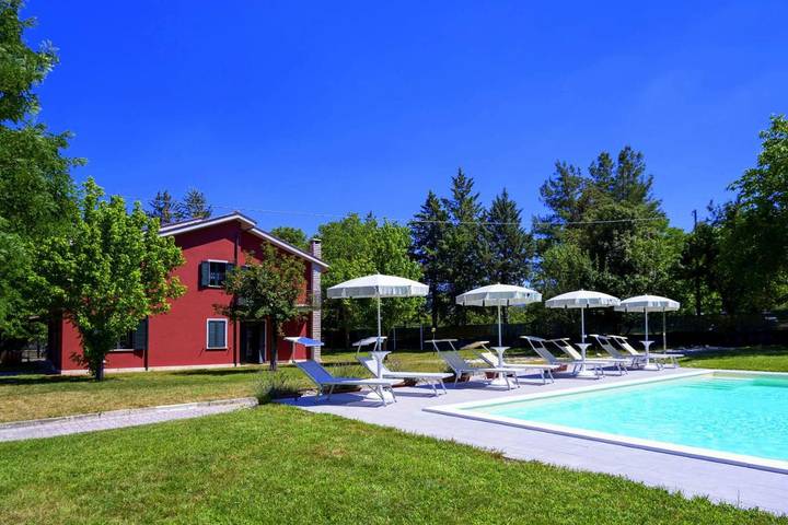 Cottage pour 12 personnes, avec jardin et piscine, animaux acceptés dans Smirra