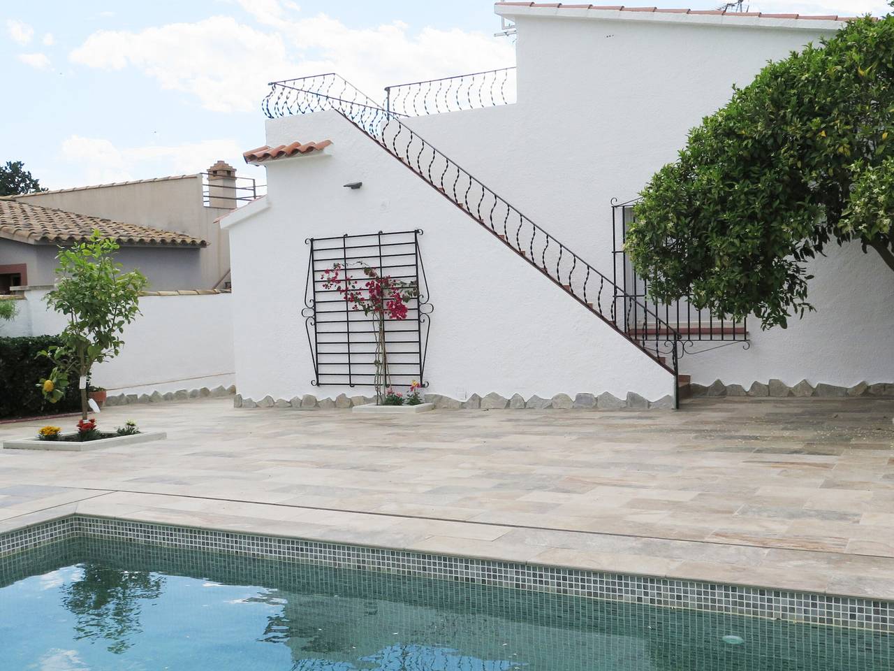 Villa à Roses avec Piscine Privée, Climatisation et Parking pour 6-8 Personnes in El Mas Boscá, Roses