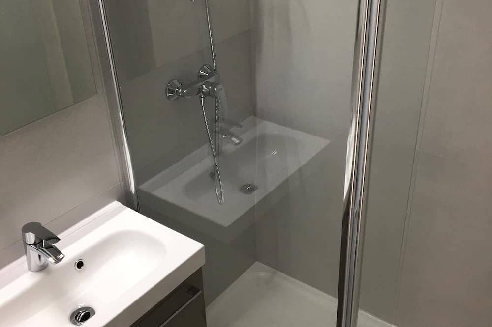 Appartement entier, Appartement T2 Bord De Mer \"Les pieds dans l'eau\" avec Garage in La Ciotat, Région de Marseille