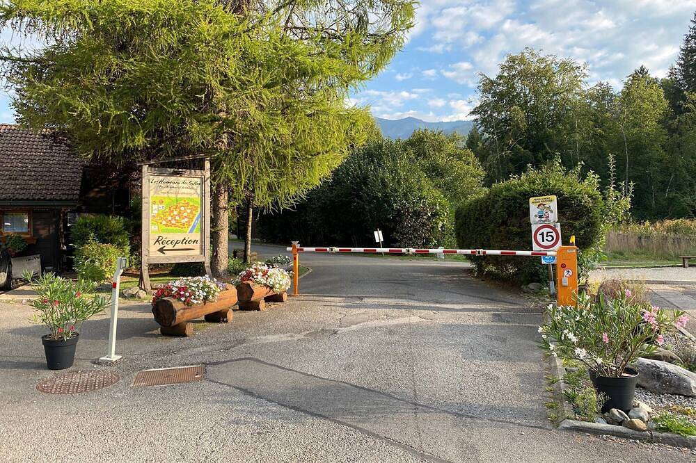 Chalet \"6p Simple - Patchy\" with Mountain View, Private Terrace, and Wi-Fi in Verchaix, Bonneville region