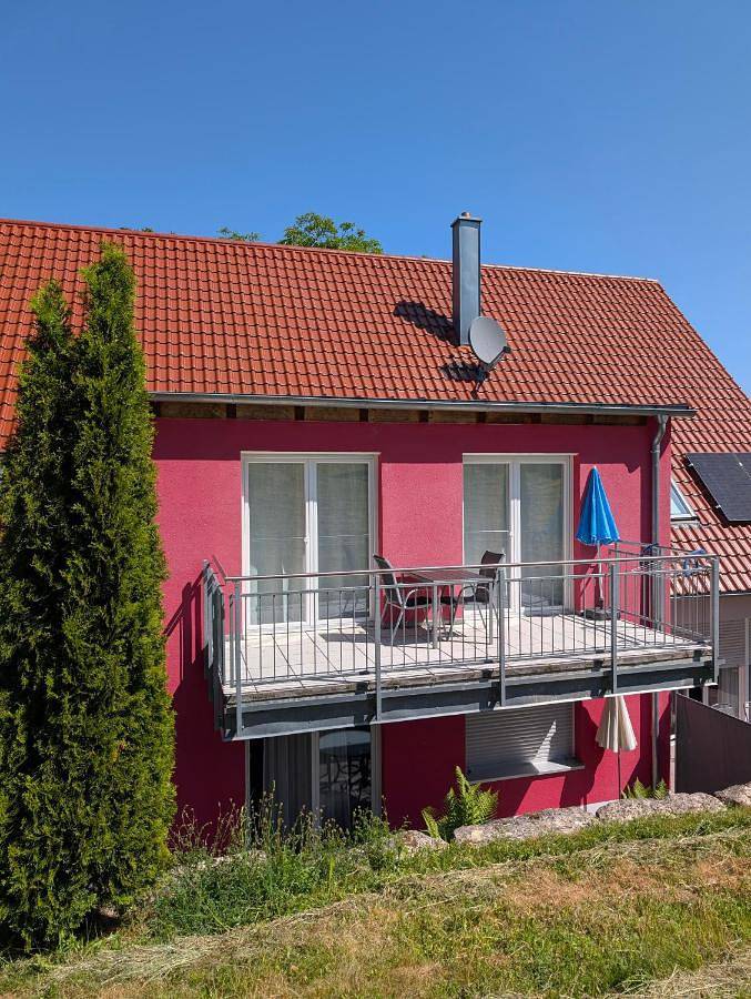 Ferienwohnung für 4 Personen, mit Balkon und Terrasse sowie Garten und Ausblick