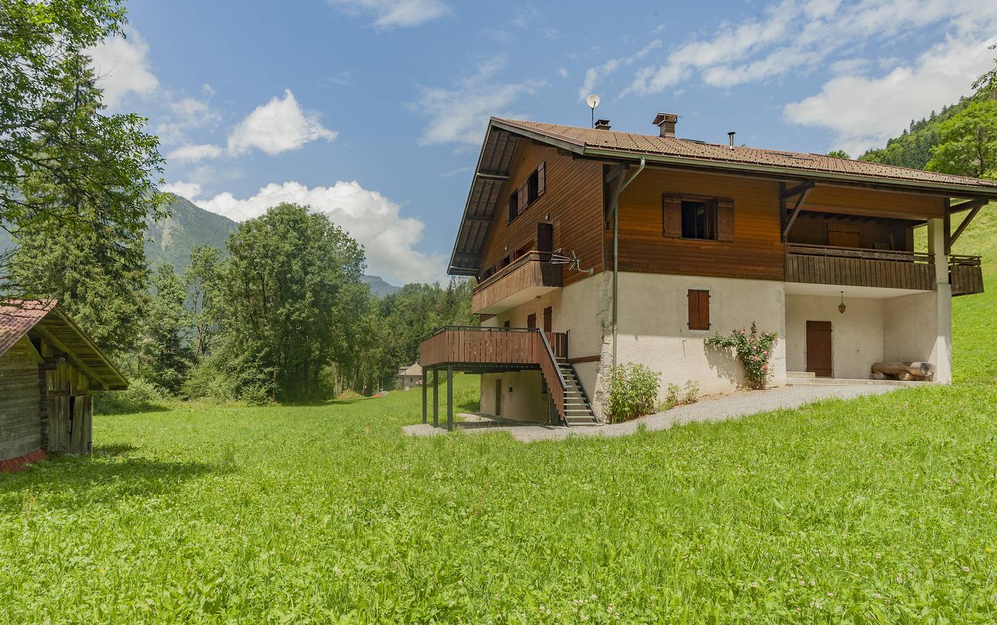 Ganze Wohnung, Apartment 'Grand Appartement Proche Gd Bornand' mit Bergblick, Gemeinschaftsgarten und Balkon in Glières-Val-de-Borne, Region Bonneville