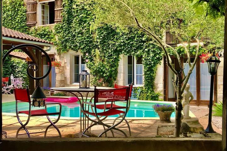 Location de vacances pour 12 personnes, avec Terrasse et Jardin à Tocane-Saint-Apre