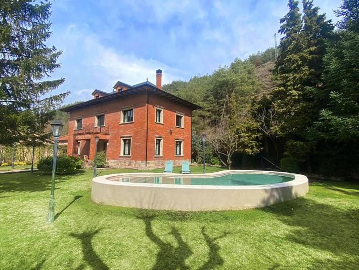 Casa rural para 16 personas, con vistas además de piscina y jardín en Guardiola de Berga