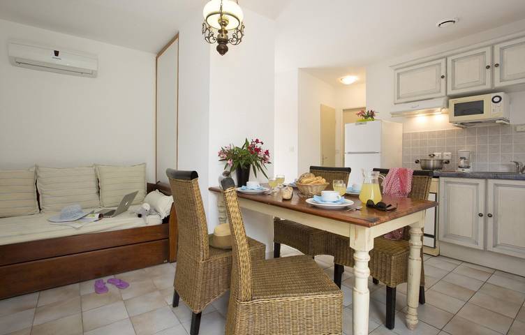 Location de vacances pour 6 personnes, avec terrasse ainsi que jardin et piscine, animaux acceptés à Sari-Solenzara - 4