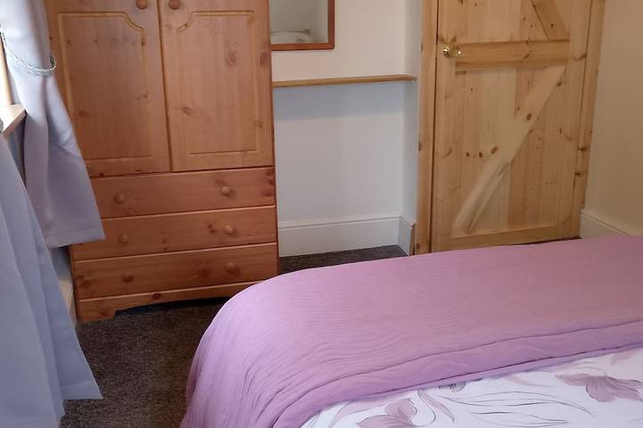 Comfortable three bedroom bungalow located in Orkney Islands complete with emus. in Orkney Inseln