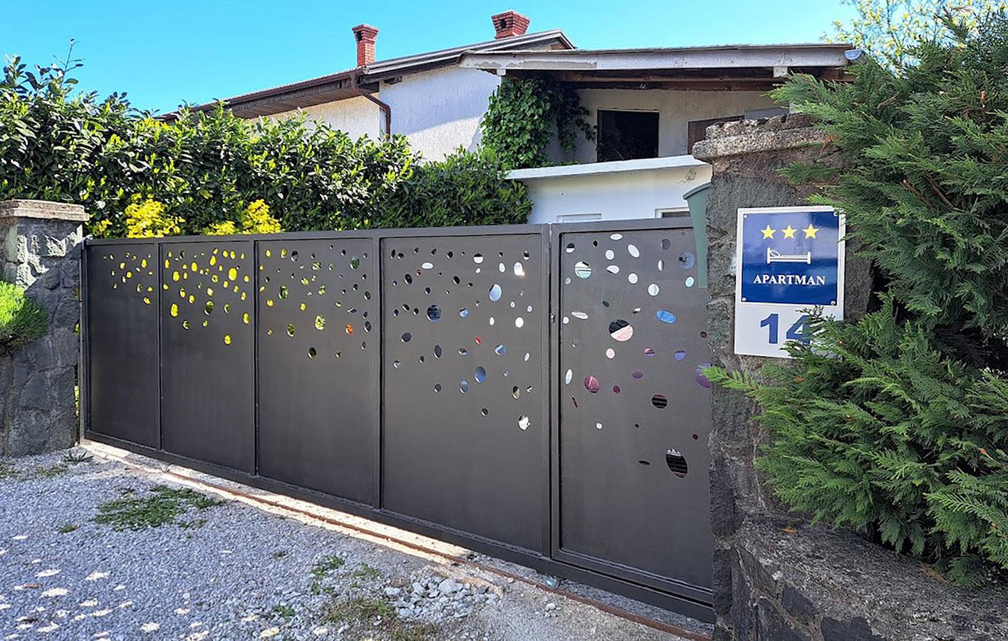 Ganze Ferienwohnung, Gemütliche 1-Zimmer-Wohnung mit Terrasse, 200 m vom Fluss entfernt in Primorje-Gorski Kotar