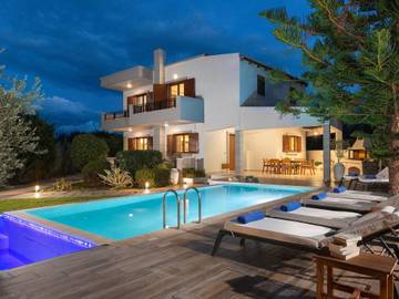 Ferienhaus für 6 Personen, mit Terrasse und Pool sowie Garten in Afantou