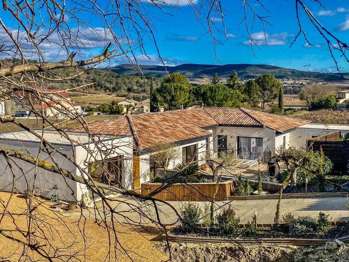 Villa pour 10 personnes, avec Jacuzzi et Terrasse ainsi que Jardin et Piscine
