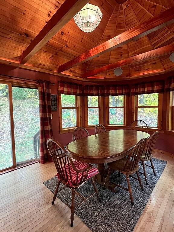 Kundenspezifisches Ferienhaus mit weitläufigen Unterhaltungsmöglichkeiten im Freien sowie einer Bootsrutsche in Newbury (NH), Lake Sunapee