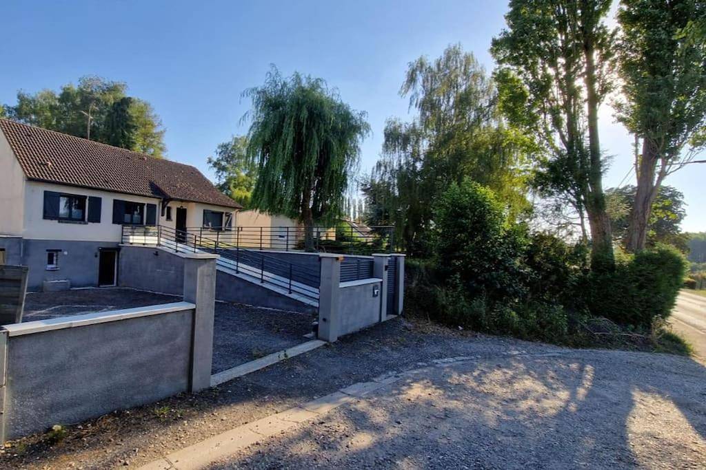 Appartement entier, Sous-sol aménagé tout équipé avec jardin & parking in Berteaucourt-les-Dames, Région d'Amiens