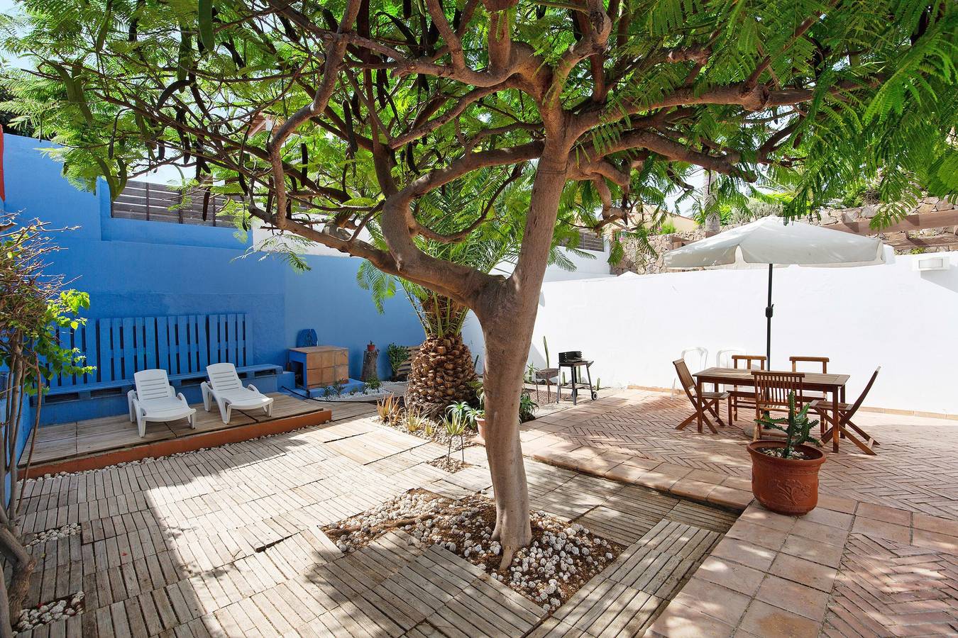 Vacation Home "Villa Lucila" with Sea View, Garden & Wi-Fi in Corralejo, La Oliva