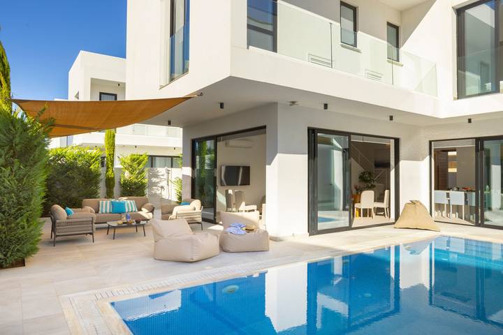 Villa for 8 people, with garden and balcony in Protaras