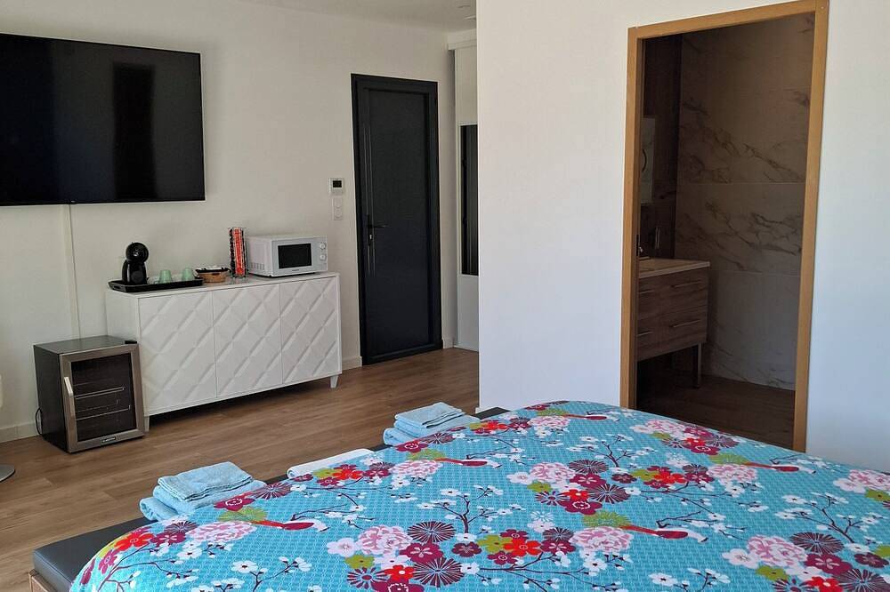La suite de la route des vins, a chic and cosy haven of peace, with terrace. in Arsac, Lesparre-Médoc region