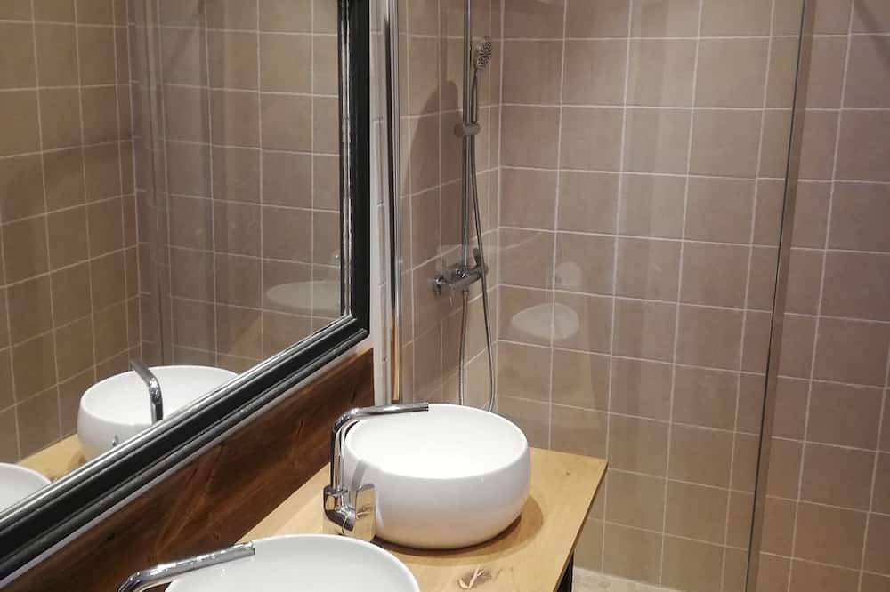 Apartamento entero, Self-contained accommodation, private grounds, jacuzzi, near Avignon, Nîmes, Arles in Tarascón, Region de Arles