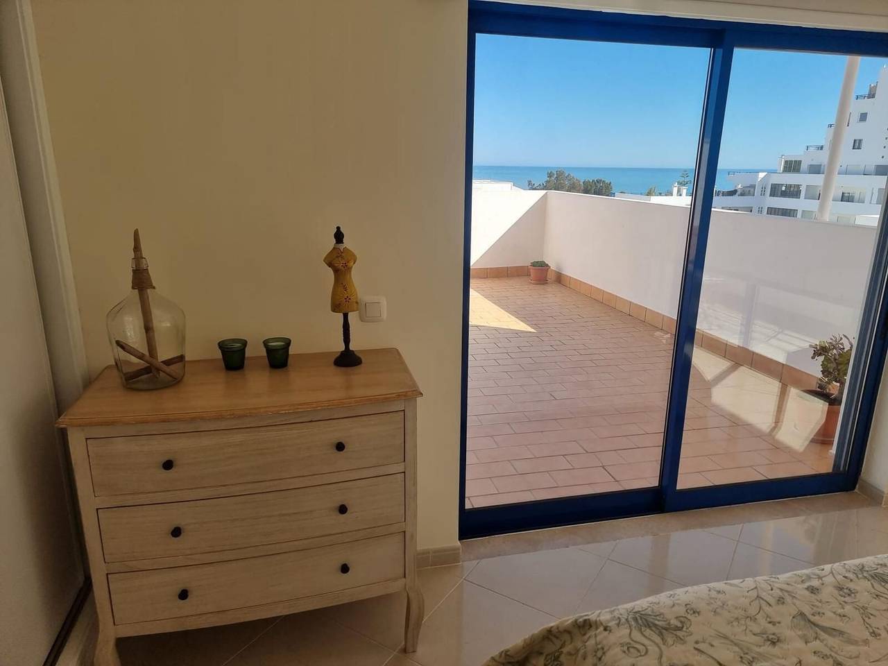 Apartamento entero, Apartamento vacacional 'Pérola do Atlântico by the Sea' cerca de la playa con piscina y Wi-Fi in Cavacos, Quarteira