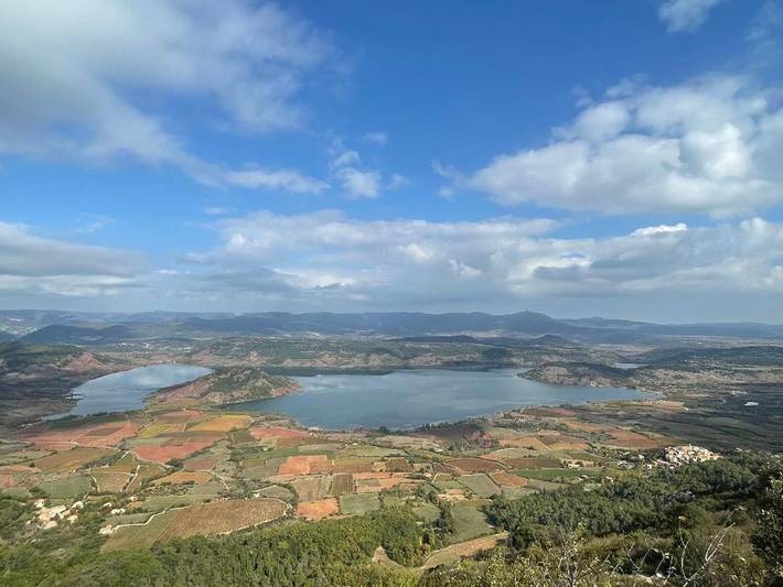 Location de vacances pour 8 personnes, avec Terrasse et Jardin ainsi que Piscine et Vue sur le lac à Liausson