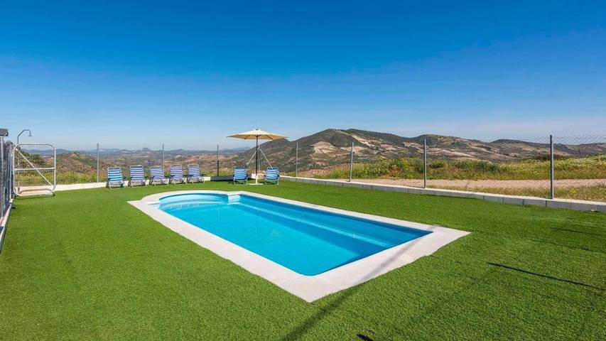 Casa rural para 13 personas, con jardín además de piscina y terraza en Olvera