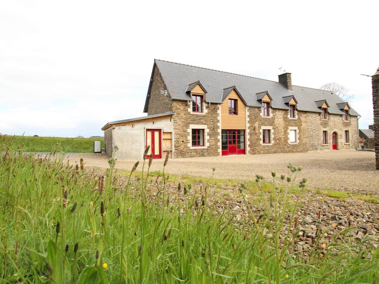 Spacious 5-bedroom countryside house, pet-friendly, parking, internet included, near Mont St-Michel in Saint-Laurent-de-Terregatte, Avranches region
