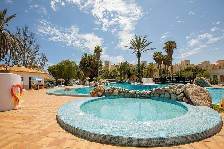 Casa rural para 4 personas, con jardín y piscina, Se admiten mascotas en Roquetas de Mar