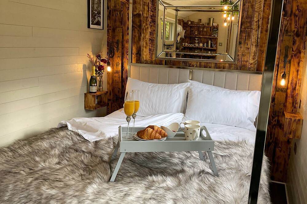 Gillan Creek Retreat is set in a private meadow on the Lizard Peninsula in Cornwall