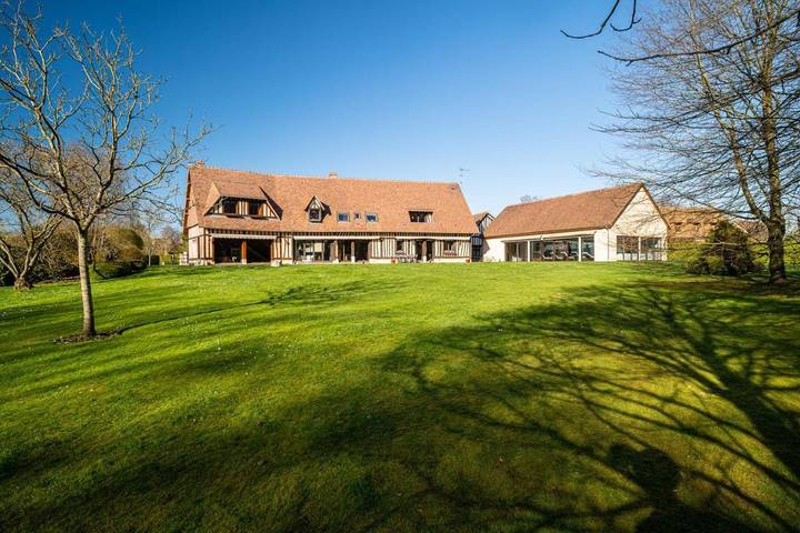Gîte pour 11 personnes, avec jardin et piscine à Saint-Ouen-de-Thouberville