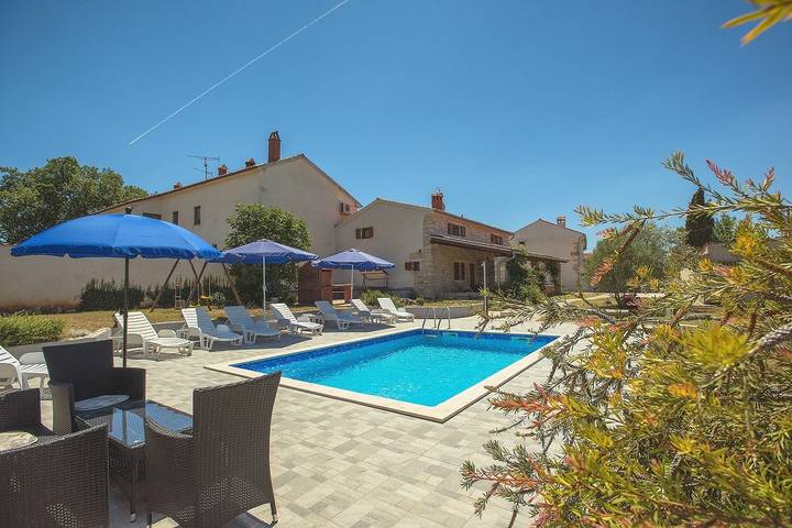 Finca am Strand für 10 Personen, mit Terrasse und Garten sowie Pool, kinderfreundlich in Kroatien - 2